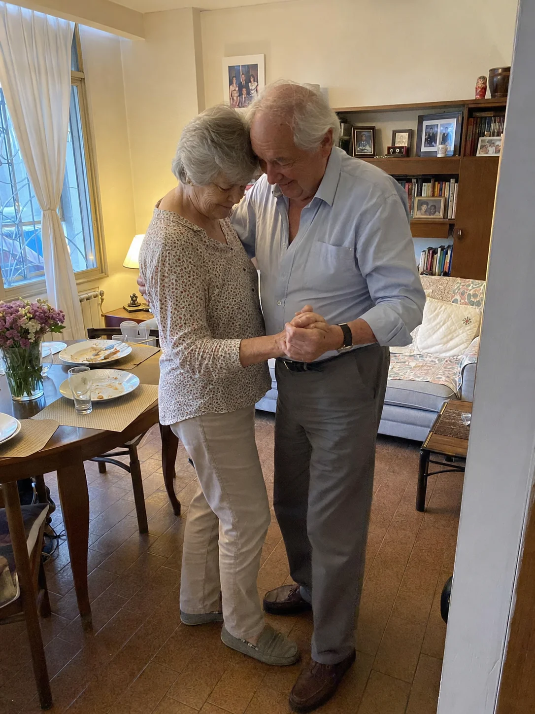 Euer Jubiläumstanz: Nach all den Jahren, noch immer Hand in Hand